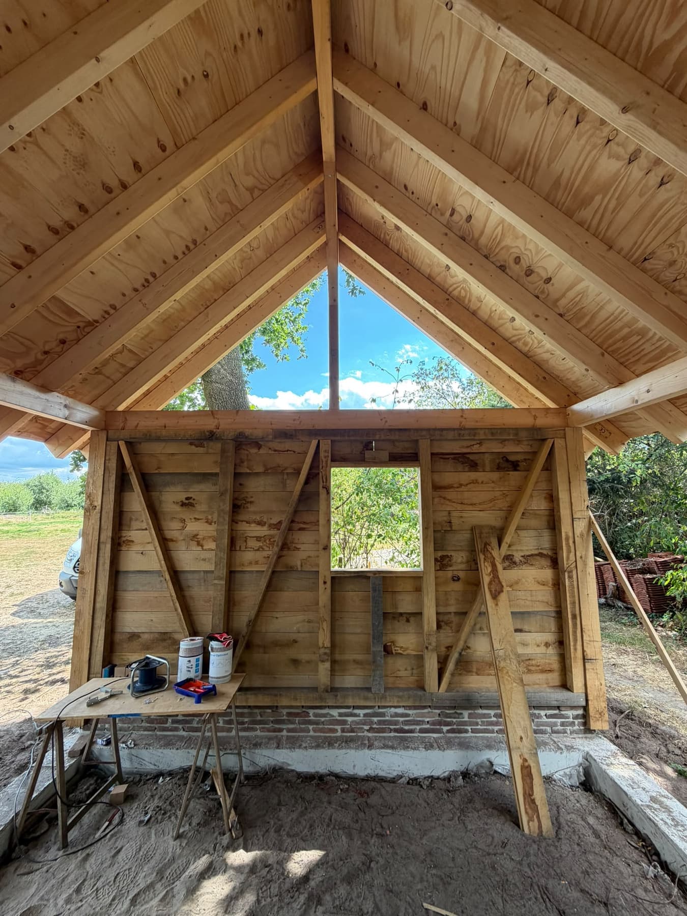 Binnenzijde van een eiken bijgebouw met zichtbare kapconstructie