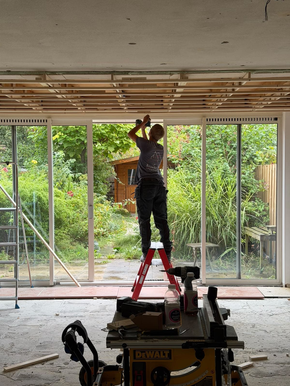 Timmerman aan het werk aan een plafond in een woning in Amersfoort