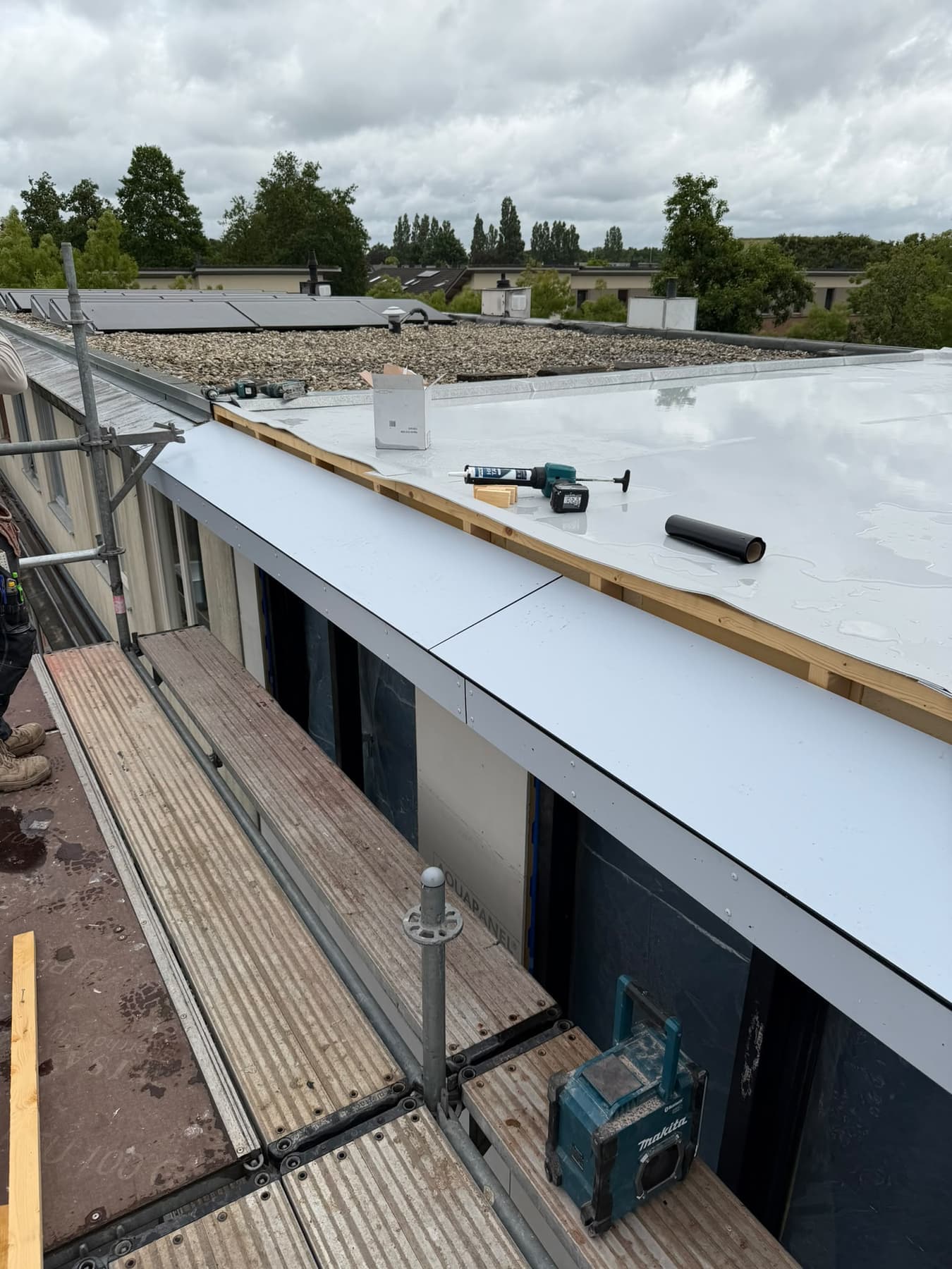 Plat dak met nieuwe dakbedekking en daktrim, dakwerk in Amersfoort